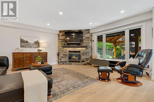 142 Deer Ridge Drive, Kitchener, ON - Indoor Photo Showing Living Room With Fireplace