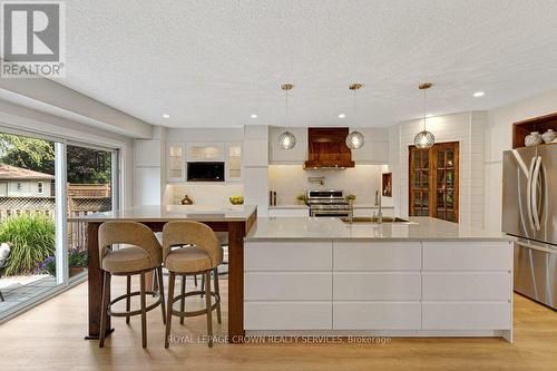 142 Deer Ridge Drive, Kitchener, ON - Indoor Photo Showing Kitchen With Upgraded Kitchen