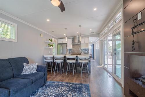 110 37116 37N Road, Ste Anne Rm, MB - Indoor Photo Showing Living Room