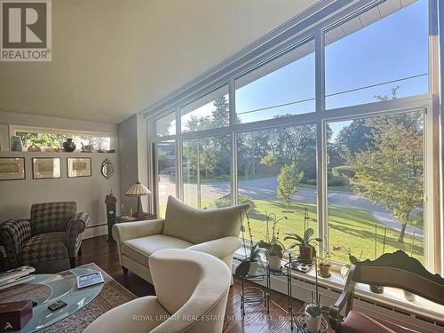 33 Blue Forest Drive, Toronto, ON - Indoor Photo Showing Living Room
