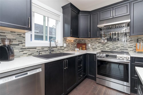 924 Snowdrop Ave, Saanich, BC 