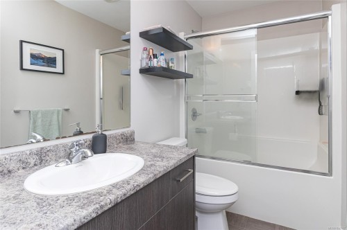 924 Snowdrop Ave, Saanich, BC 