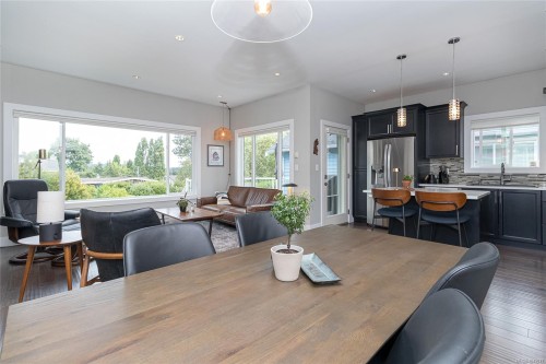 924 Snowdrop Ave, Saanich, BC 