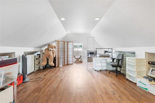 384 Burnside Rd East, Victoria, BC 