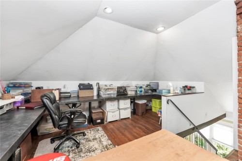 384 Burnside Rd East, Victoria, BC 