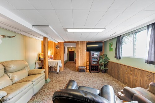 384 Burnside Rd East, Victoria, BC 