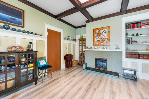 384 Burnside Rd East, Victoria, BC 