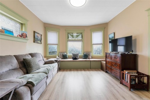 384 Burnside Rd East, Victoria, BC 