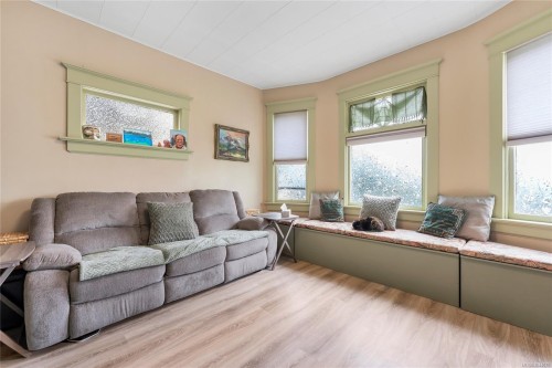 384 Burnside Rd East, Victoria, BC 