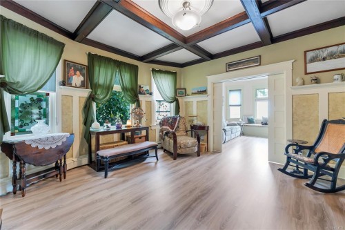 384 Burnside Rd East, Victoria, BC 