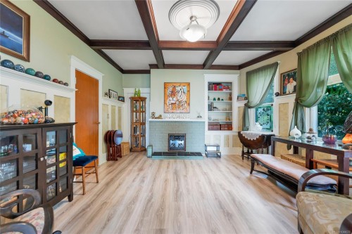 384 Burnside Rd East, Victoria, BC 
