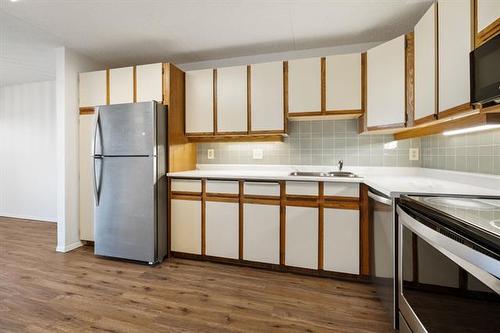 406-85 Swindon Way, Winnipeg, MB - Indoor Photo Showing Kitchen With Double Sink