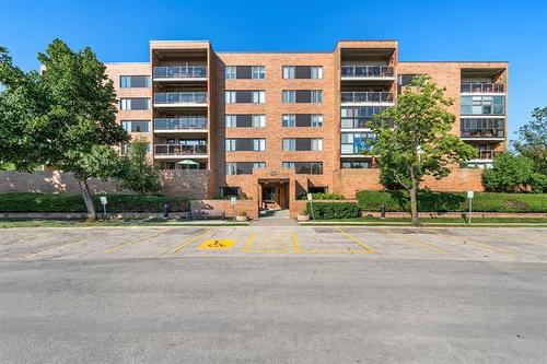 406-85 Swindon Way, Winnipeg, MB - Outdoor With Balcony With Facade