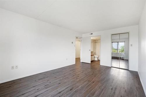 406-85 Swindon Way, Winnipeg, MB - Indoor Photo Showing Other Room