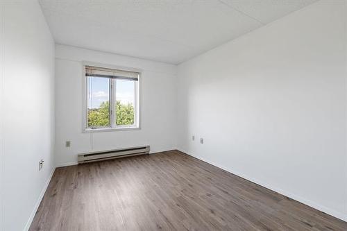 406-85 Swindon Way, Winnipeg, MB - Indoor Photo Showing Other Room