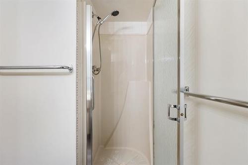 406-85 Swindon Way, Winnipeg, MB - Indoor Photo Showing Bathroom