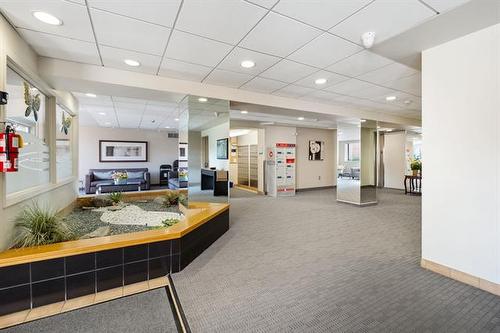 406-85 Swindon Way, Winnipeg, MB - Indoor Photo Showing Other Room
