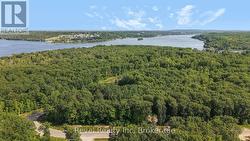 Minutes to public beaches and marinas - 