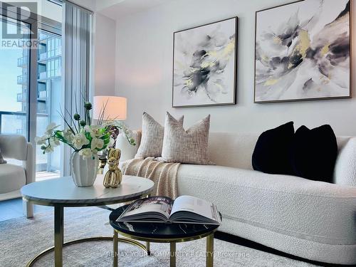 3201 - 5168 Yonge Street, Toronto, ON - Indoor Photo Showing Living Room