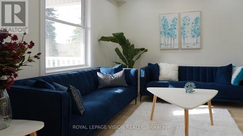 15 Shade Street, Cambridge, ON - Indoor Photo Showing Living Room