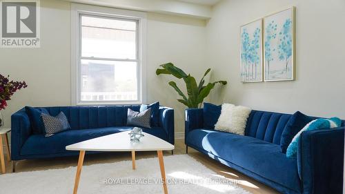 15 Shade Street, Cambridge, ON - Indoor Photo Showing Living Room