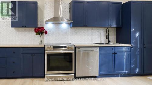 15 Shade Street, Cambridge, ON - Indoor Photo Showing Kitchen