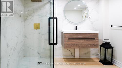 15 Shade Street, Cambridge, ON - Indoor Photo Showing Bathroom