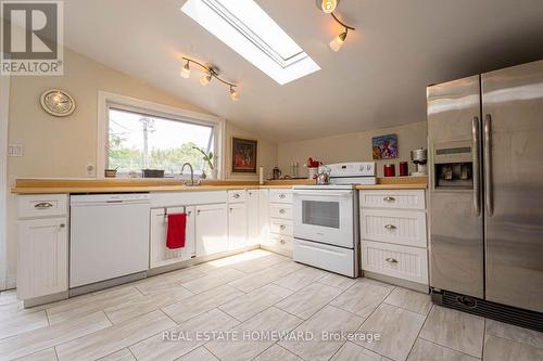 2847 County Rd 10 Road, Prince Edward County, ON - Indoor Photo Showing Kitchen