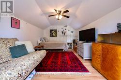 Bunkie with walk-out to main deck - 