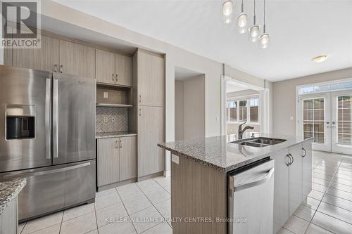 668 Mcgregor Farm Trail, Newmarket, ON - Indoor Photo Showing Kitchen With Double Sink With Upgraded Kitchen