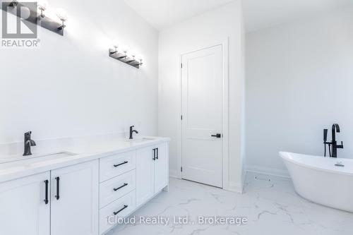 8 Prentis Court, Melancthon, ON - Indoor Photo Showing Bathroom