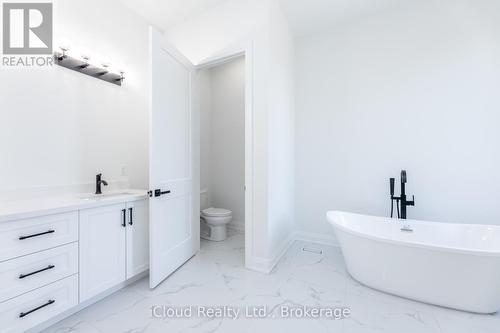 8 Prentis Court, Melancthon, ON - Indoor Photo Showing Bathroom