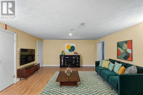 323 Crawford Street, Orillia, ON - Indoor Photo Showing Living Room