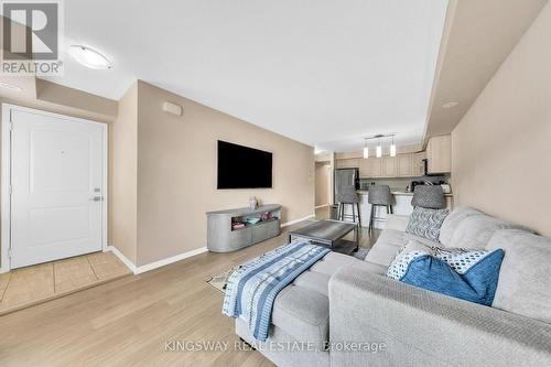 6 - 2557 Sixth Line W, Oakville, ON - Indoor Photo Showing Living Room