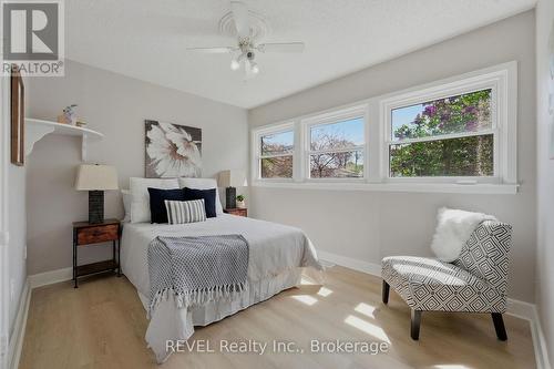 7962 Booth Street, Niagara Falls (Ascot), ON - Indoor Photo Showing Bedroom