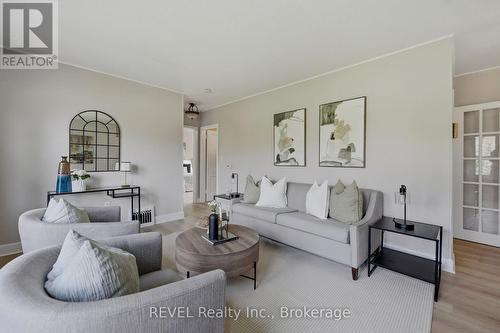 7962 Booth Street, Niagara Falls (Ascot), ON - Indoor Photo Showing Living Room