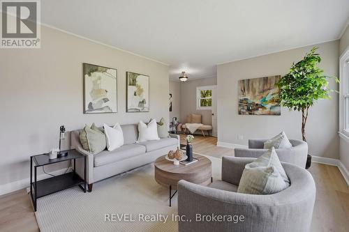7962 Booth Street, Niagara Falls (Ascot), ON - Indoor Photo Showing Living Room