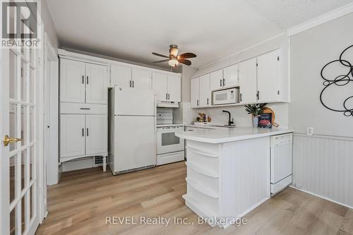 7962 Booth Street, Niagara Falls (Ascot), ON - Indoor Photo Showing Kitchen