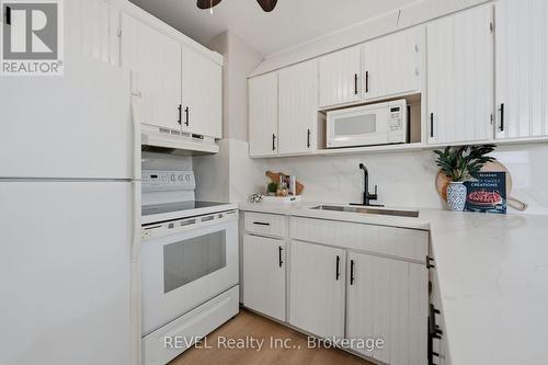 7962 Booth Street, Niagara Falls (Ascot), ON - Indoor Photo Showing Kitchen