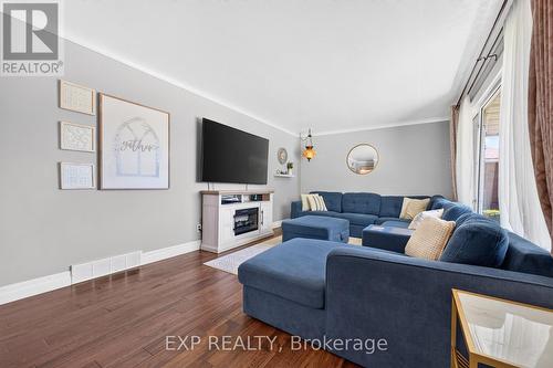 8 Dunraven Avenue, St. Catharines (Carlton/Bunting), ON - Indoor Photo Showing Living Room