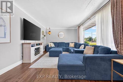 8 Dunraven Avenue, St. Catharines (Carlton/Bunting), ON - Indoor Photo Showing Living Room