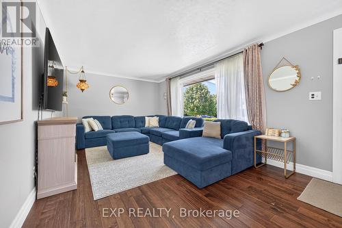 8 Dunraven Avenue, St. Catharines (Carlton/Bunting), ON - Indoor Photo Showing Living Room