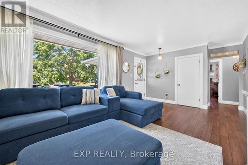 8 Dunraven Avenue, St. Catharines (Carlton/Bunting), ON - Indoor Photo Showing Living Room