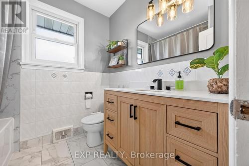 8 Dunraven Avenue, St. Catharines (Carlton/Bunting), ON - Indoor Photo Showing Bathroom