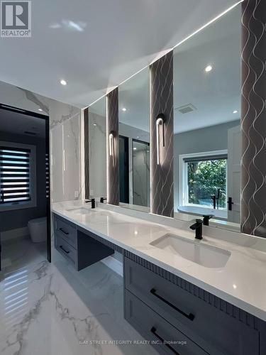 158 Elmwood Avenue, Richmond Hill, ON - Indoor Photo Showing Bathroom