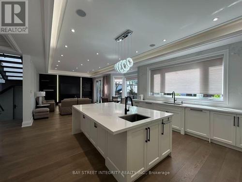 158 Elmwood Avenue, Richmond Hill, ON - Indoor Photo Showing Kitchen With Upgraded Kitchen