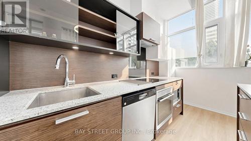 311 - 75 St Nicholas Street, Toronto, ON - Indoor Photo Showing Kitchen