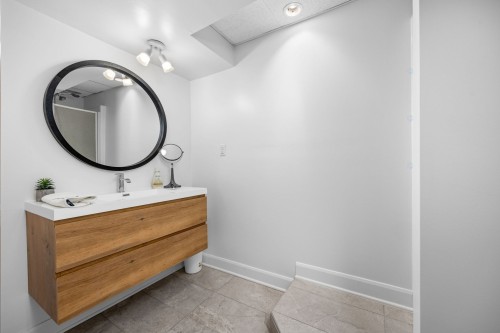 Bathroom - 372 3E Rang, Saint-Jean-Sur-Richelieu, QC - Indoor Photo Showing Bathroom