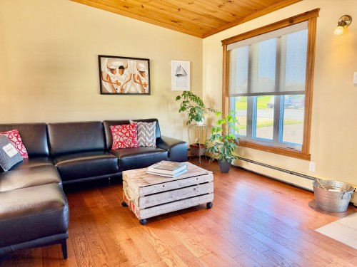 Living Room - 49 Ch. De La Grande-Allée, Les Îles-De-La-Madeleine, QC - Indoor Photo Showing Living Room
