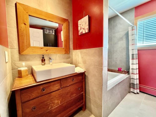 Bathroom - 49 Ch. De La Grande-Allée, Les Îles-De-La-Madeleine, QC - Indoor Photo Showing Bathroom